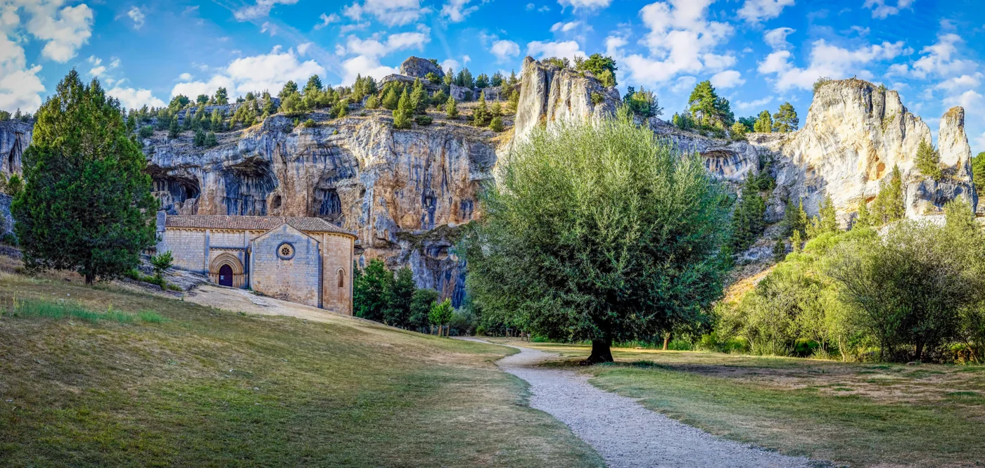 Ermita de San Bartolomé entre las paredes del Cañón del Río Lobos