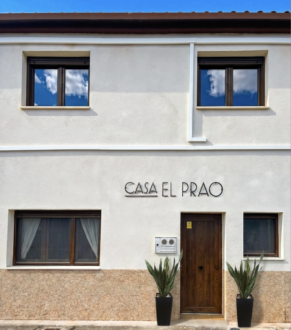 Fachada y entrada de Casa El Prao